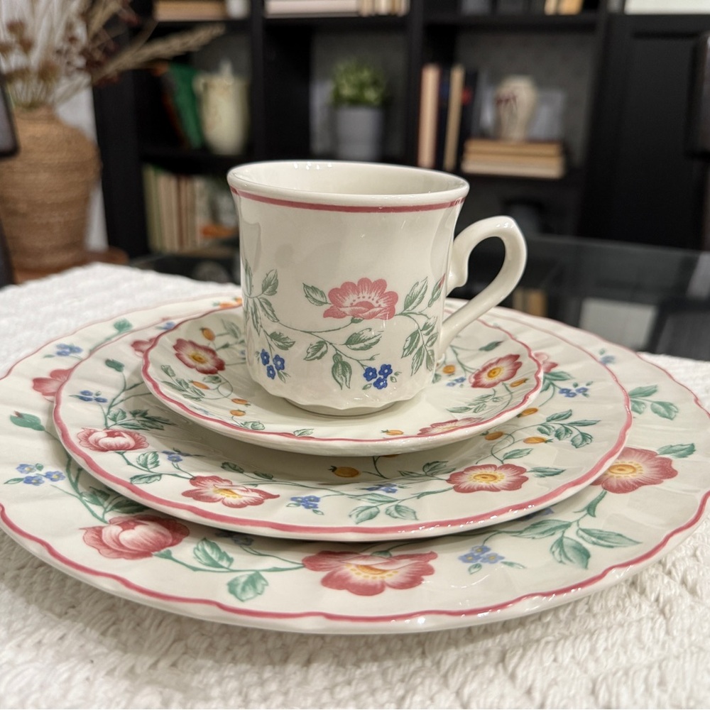 Churchill “Briar Rose” 4-Piece Place Setting – Vintage English Floral China